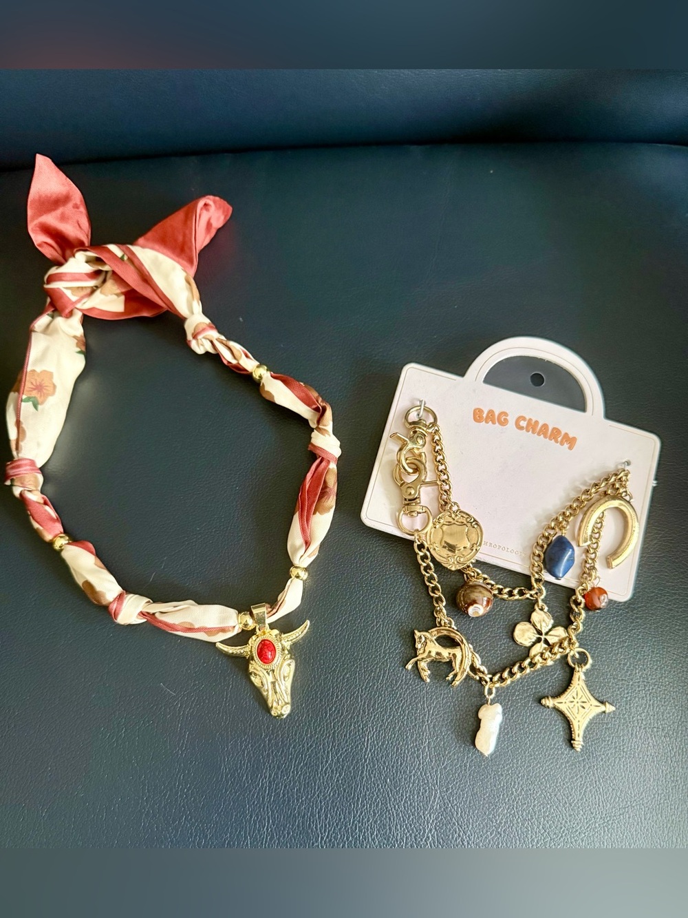 Anthropologie bag charm nwt
Scarf bull necklace no brand. 2 for 1 !